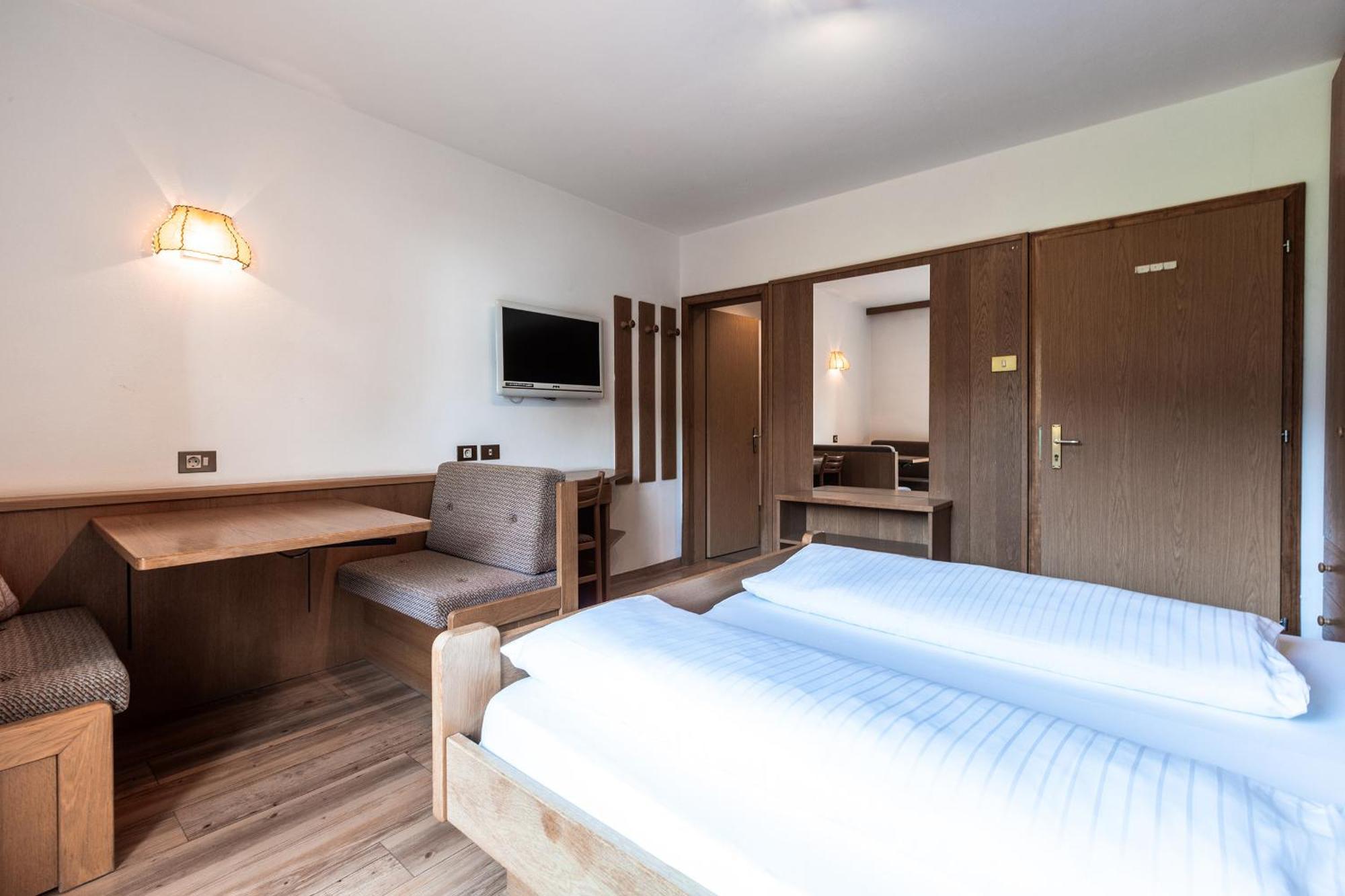 Hotel Zum Loewen - Al Leone Meltina Bagian luar foto