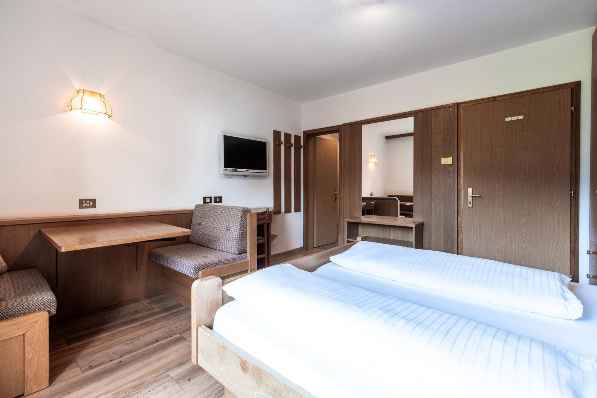 Hotel Zum Loewen - Al Leone Meltina Bagian luar foto