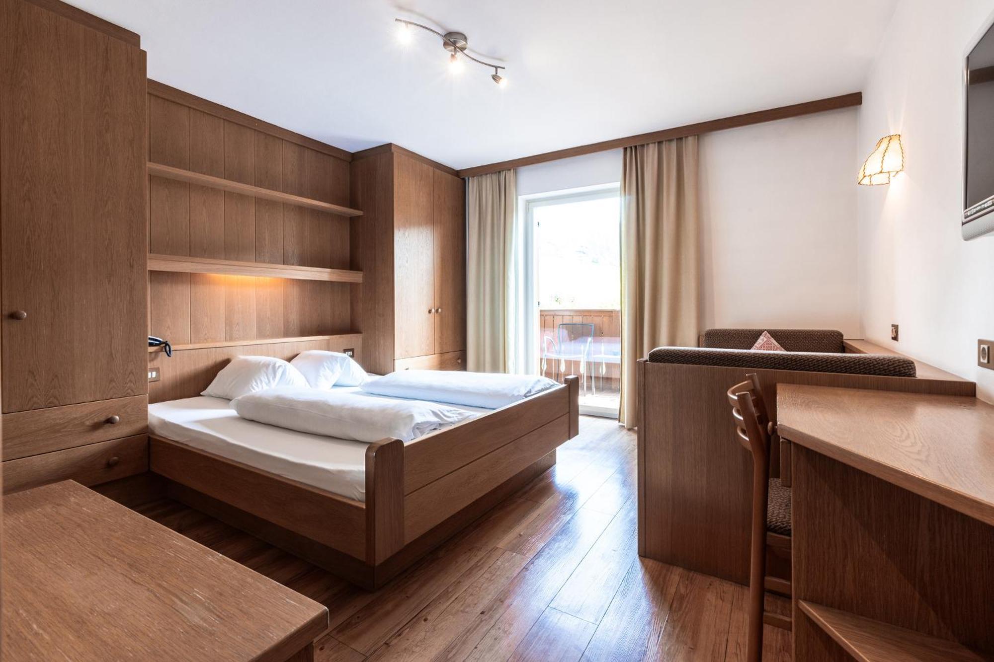 Hotel Zum Loewen - Al Leone Meltina Bagian luar foto